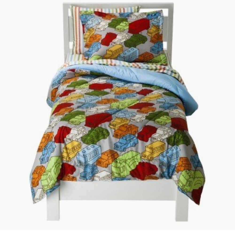 Circo “Around town’ rare 7 piece reversible comforter set:FULL SIZE-NEW